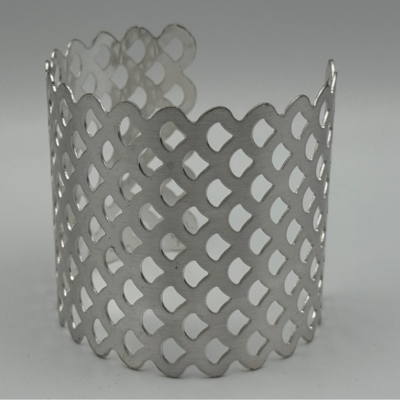 ✨ Wide Silver Tone Cuff Bracelet 2.5” Geometric Cutout Scallop Modern Jewelry - Picture 2 of 4